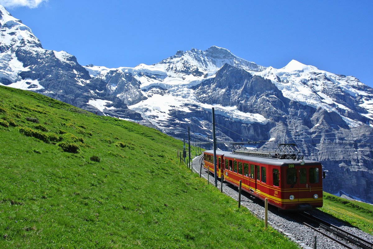 Die Tage der alten BDhe 2/4 im Regelverkehr sind endgltig gezhlt. Bereits 2 der neuen Triebzge sind im Einsatz; deshalb nutzte ich die Gelegenheit noch einmal: BDhe 2/4 208 und Bt 32 vor herrlicher Kulisse oberhalb von kleine Scheidegg, 04.07.2016. 

