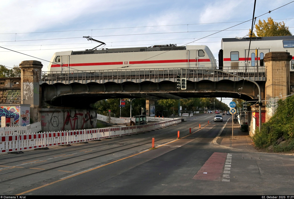 Die Tage der alten Rosengartenbrücke in Halle (Saale) sind gezählt. Vermutlich am Ende des 19. Jahrhunderts in Betrieb genommen, weicht sie nun einem Neubau. Dafür wird fast über das gesamte nächste Jahr unter Vollsperrung der Strecke gebaut. Am 13.1.2021 wird hier der letzte Zug rollen; dann geht es los.
Doch zum Aufnahmezeitpunkt herrscht hier noch reger Umleiterverkehr wegen einer anderen Bahnbaustelle. Mit 50 km/h fährt 146 564-0 auf dem (bald) historischen Bauwerk über die Merseburger Straße.

🧰 DB Fernverkehr
🚝 IC 1959 (Linie 51) Düsseldorf Hbf–Leipzig Hbf
🚩 Bahnstrecke Halle–Hann. Münden (KBS 590)
🕓 2.10.2020 | 17:27 Uhr