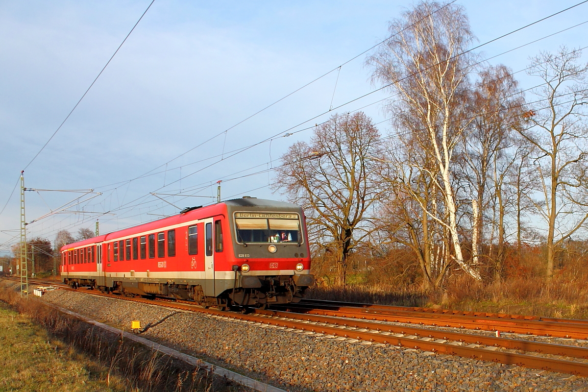 Die Tage der DB-roten Triebwagen auf der RB 12 sind gezählt.
Der Triebwagen 628 613 Templin Stadt nach Berlin-Lichtenberg am 03.12.2015 kurz vor dem Halt in Nassenheide.
