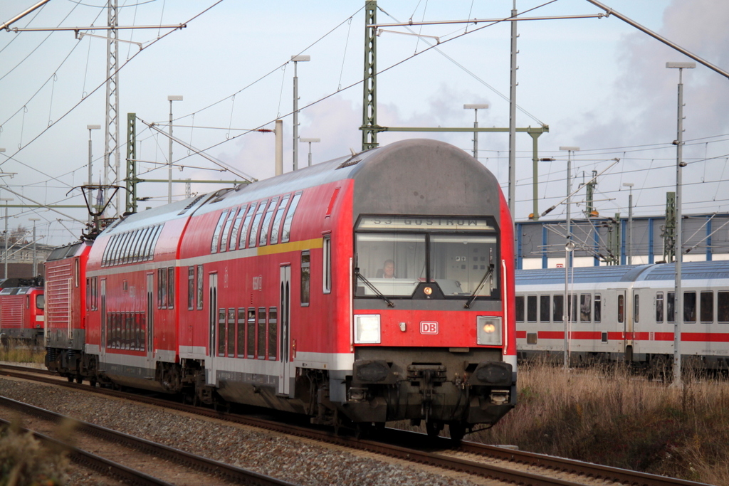 Die Tage der lokbespannten Zge auf der S3 zwischen Rostock Hbf und Gstrow sind so langsam angebrochen ab dem 15.12.2013 sollen dann die ET 442 vom Typ Talent 2 von Warnemnde bis Gstrow ber Laage fahren.Aufgenommen am 08.11.2013