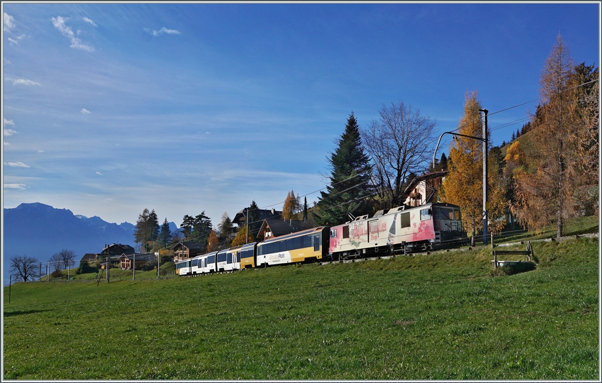 Die Tage der MOB Panoramic Express Züge sind gezählt und somit auch die Einsätze der GDe 4/4 im Reiseverkehr. 
Bei der Ankunft in Les Avants zeigt sich die GDe 4/4 6006 (ex GFM/TPF) mit dem Panoramic Express 2122 auf dem Weg von Montreux nach Zweisimmen. 

13. November 2020