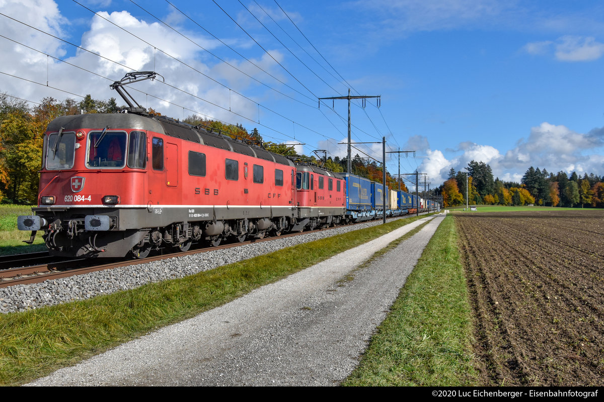 Die Tage der Re 10/10 im Internationalen Güterverkehr sind gezählt. Hier fuhr die Re 6/6 11684 Uznach + Re 4/4 11335 am 24.10.2020 als Re 10/10 mit einem KLV von Basel RB nach DO 2 unterwegs bei der Durchfahrt in Hindelbank .