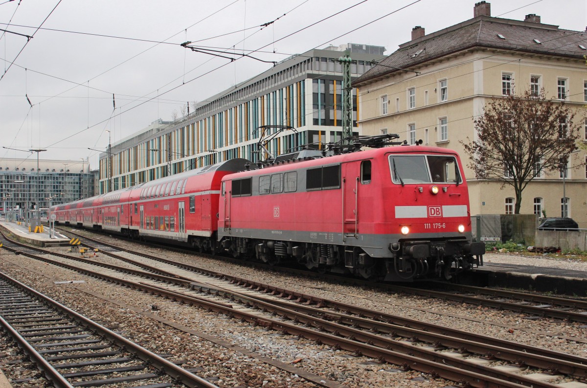 Die Tage sind gezählt... 111 175 mit einem RE bei der Abfahrt in München Hbf via Rosenheim nach Salzburg Hbf.