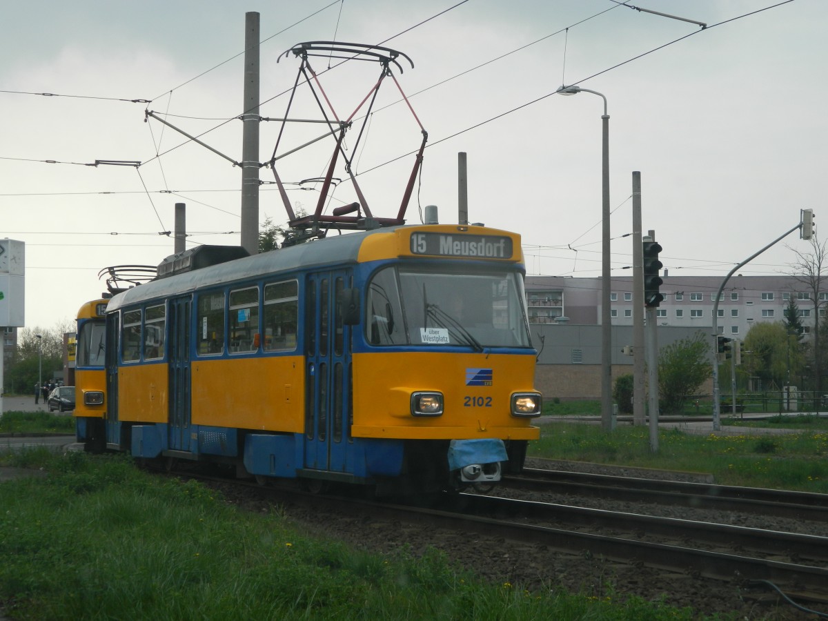 Die Tage der Tatra-Straßenbahn T4D in Leipzig sind gezählt. Hier Betriebsnummer 2102 als Linie 15 in Leipzig Grünau in Richtung Meusdorf am 11.04.2014