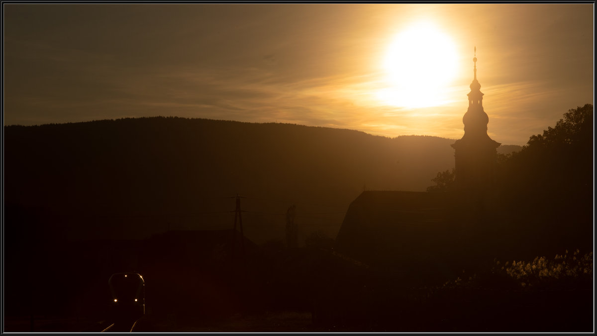 Die Tage der tiefstehenden Sonne ziehen mit dem Herbst ins Land . Zu meiner Freude ...

Wies Markt an diesem strahlenden 11.Oktober 2019. 