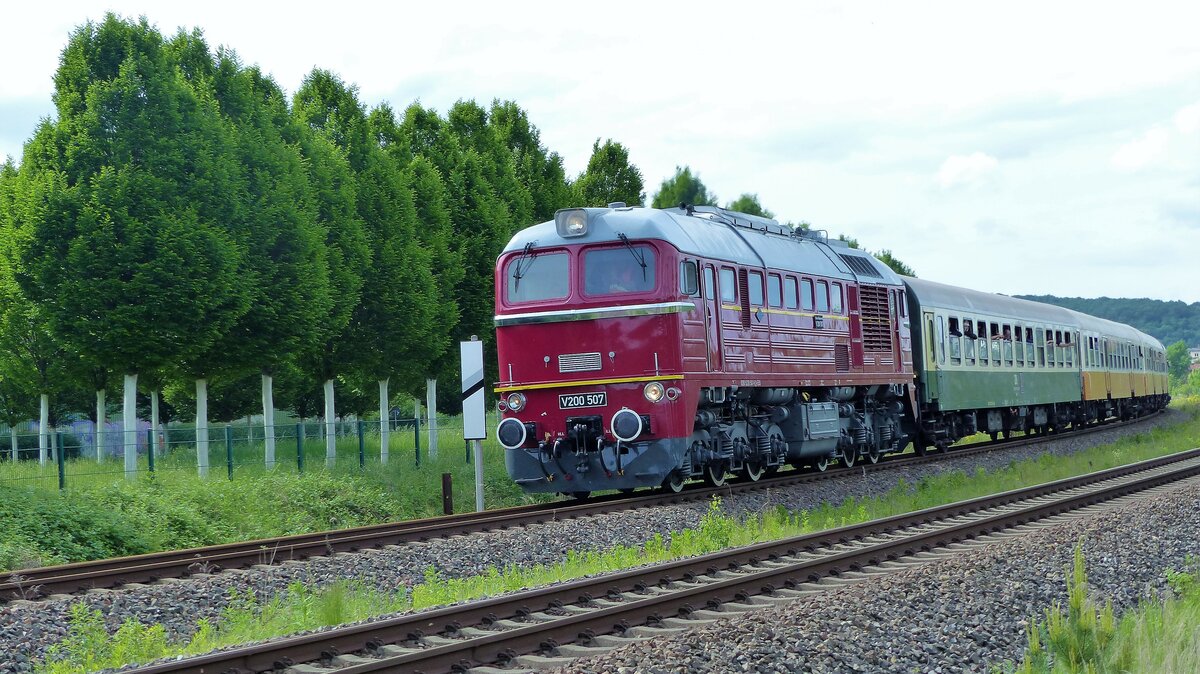 Die Taigatrommel vom Erfurter Bahnservice   V200 507 ( 9280 5220 507-9 D-EBS ) mit einem Sonderzug auf dem Weg von Gera nach Saalfeld am 21.5.2022. Standort Radweg