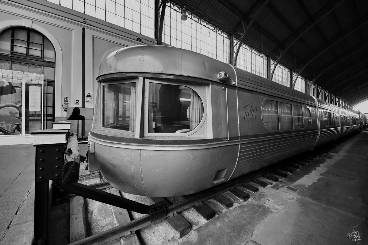 Die Talgo-(II)-Garnituren wurden erstmals 1950 auf dem Netz der spanischen Staatsbahn RENFE eingesetzt. Die American Car and Foundry fertigte Dieseltriebköpfe und Wagen für den Zug, welcher nur in einer Richtung einsetzbar war und an den Endbahnhöfen über dafür eingerichtete Gleisdreiecke gewendet werden musste. (Eisenbahnmuseum Madrid, November 2022)