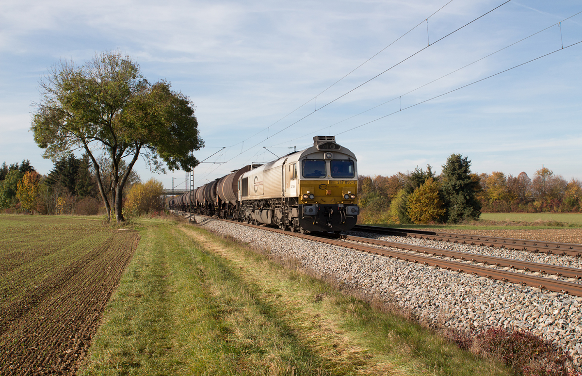 Die Tatsache, daß der 01. November nur in Bayern und einem anderen Bundesland ein Feiertag ist, läßt die Wahrscheinlichkeit steigen, auch an so einem Tag in einem dieser Bundesländer einen Güterzug anzutreffen.

247 050-8 war am Vormittag des 01.11.16 mit einem Kesselzug von München in Richtung Mühldorf zwischen Heimstetten und Grub (Oberbay.) unterwegs.