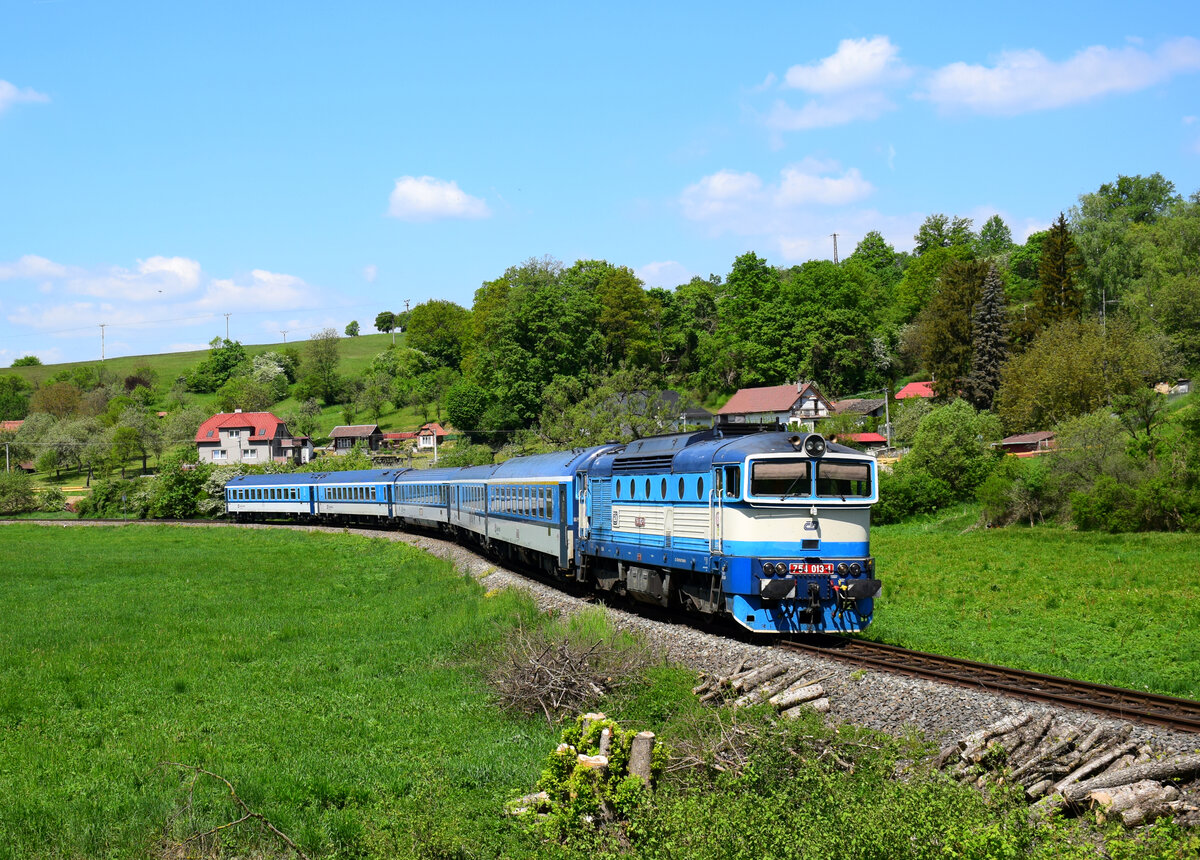 Die  Taucherbrille  754 013 mit dem “Slovácký Express” Schnellzug R885 aus Prag nach Luhačovice kurz nach Hst. Biskupice u Luhačovic.
14.05.2022.