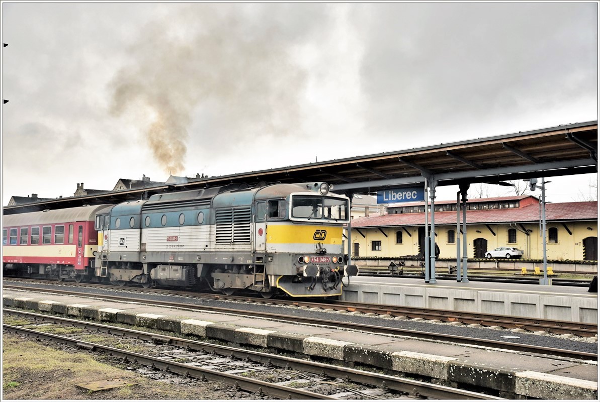 Die Taucherbrille 754 048-7 verlässt qualmend den Bahnhof Liberec. (07.04.2017)