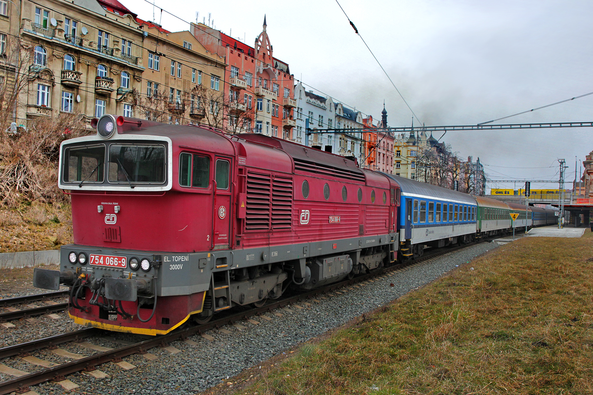 Die  Taucherbrille   754 066-9  in kirschrot lackiert verlässt mit dem OS 7501 den Bahnhof Plzeň Jižní Předměstí.Bild vom 13.2.2015