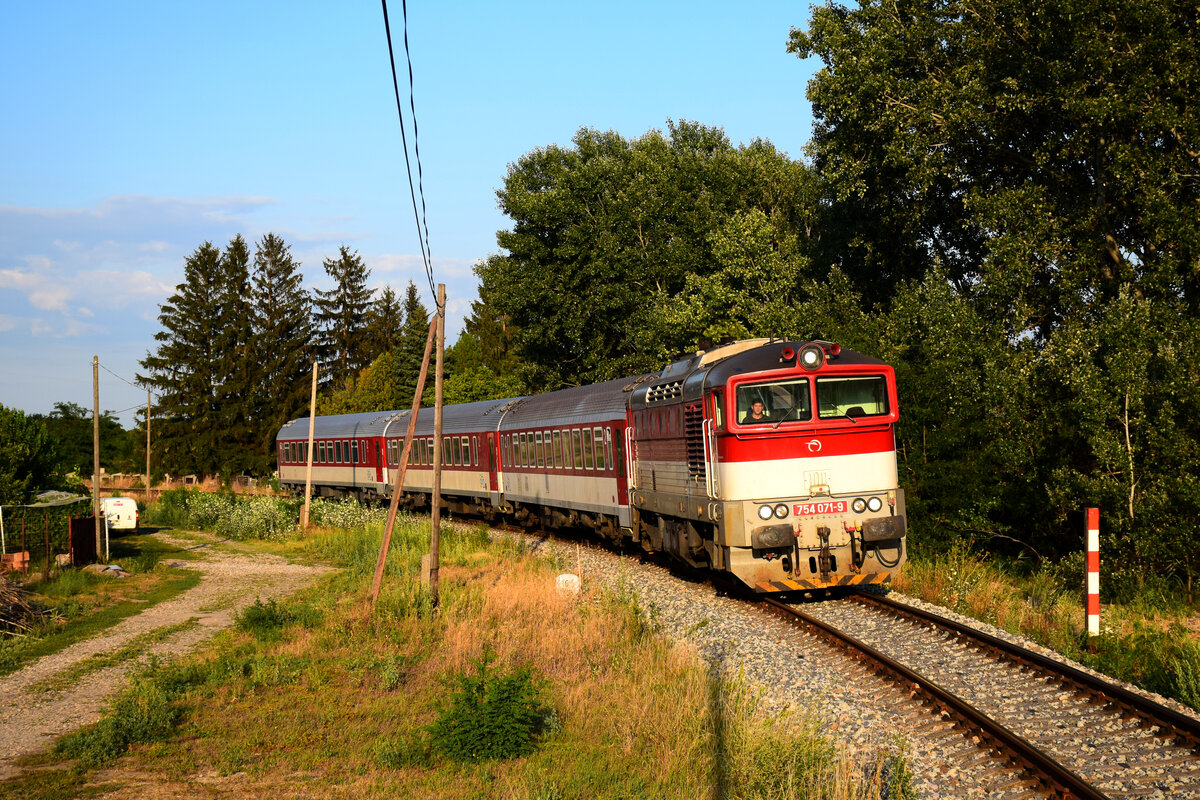 Die Taucherbrille 754 071 mit dem Abendzug 4370 von Komárno (Komárom) nach Dunajska Streda (Dunaszerdahely/Niedermarkt) kurz vor Hst. Komárno Nová Stráž (Örsújfalu).
12.08.2022.