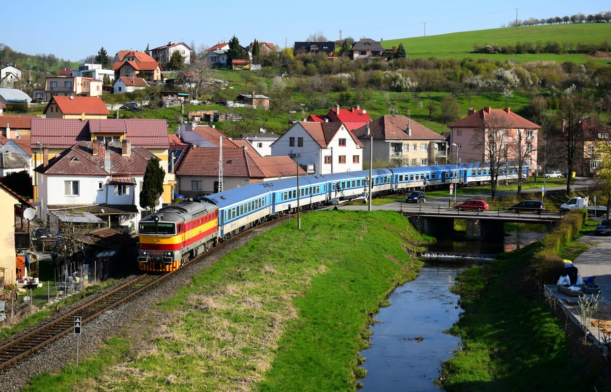 Die  Taucherbrille  754 075 mit dem “Slovácký Express” Schnellzug R890 verlässt den Startbahnhof Luhačovice in Richtung Prag. Luhačovice, 22.04.2023.