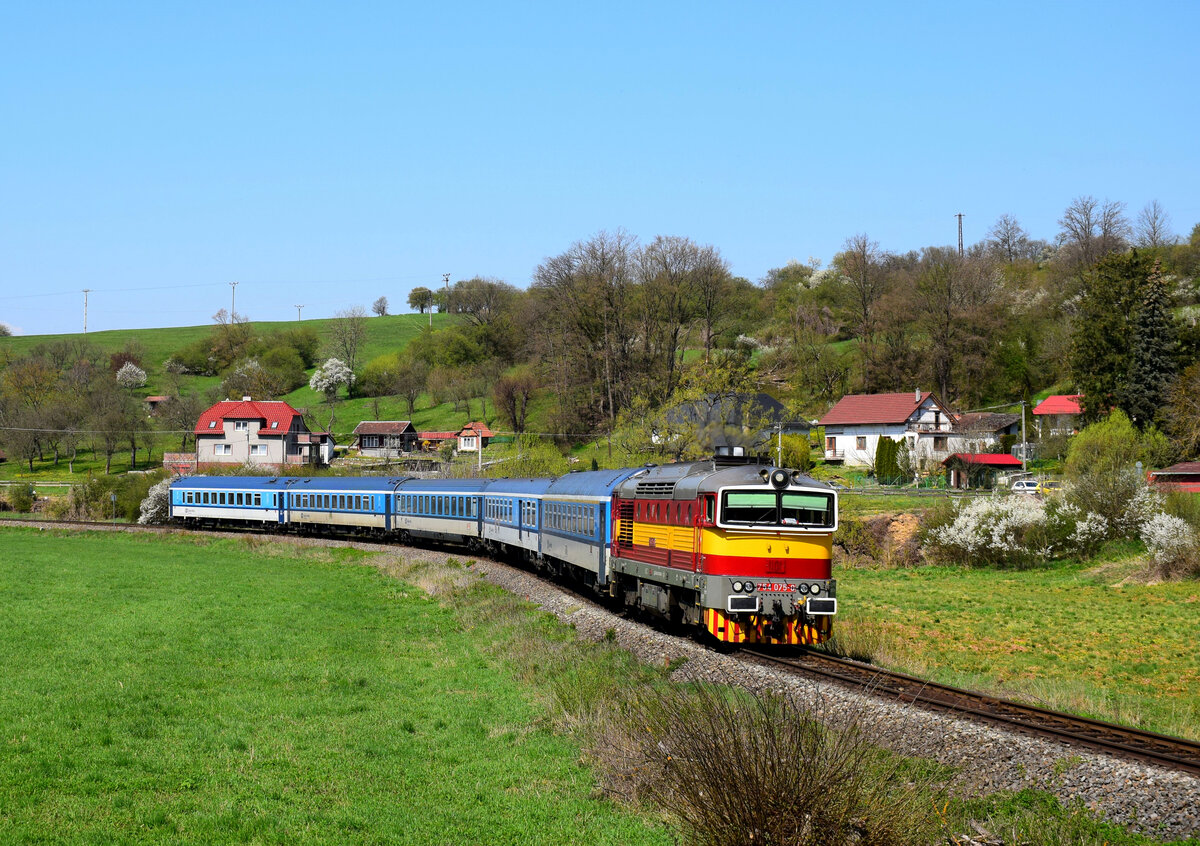 Die  Taucherbrille  754 075 mit dem “Slovácký Express” Schnellzug R885 aus Prag nach Luhačovice kurz nach Hst. Biskupice u Luhačovic. 22.04.2023.