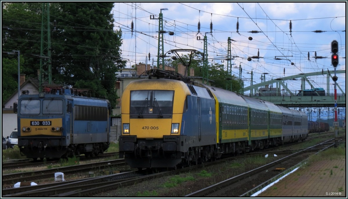 Die Taurus 470 005 der MAV kommt mit einen Personenzug aus Budapest in Komarom eingefahren. Szenario vom 20.März 2014.
