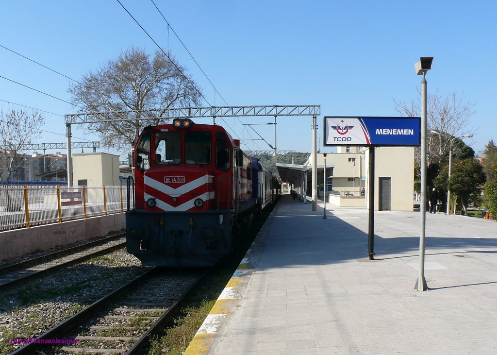 Die TCDD-DE24200 ist mit Zug 6 (Eyll-Ekspresi) unterwegs von Izmir-Alsancak ber Menemen nach Bandirma.


2012-03-16 Menemen 