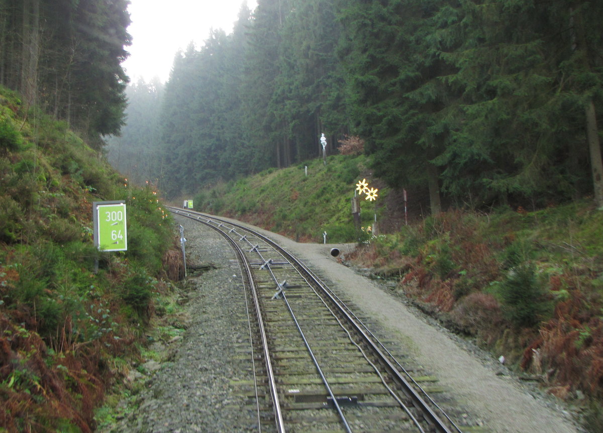 Die teilweise weihnachtliche gechmückte Oberweißbacher Bergbahn am 26.11.2016 zwischen Obstfelderschmiede und Lichtenhain.