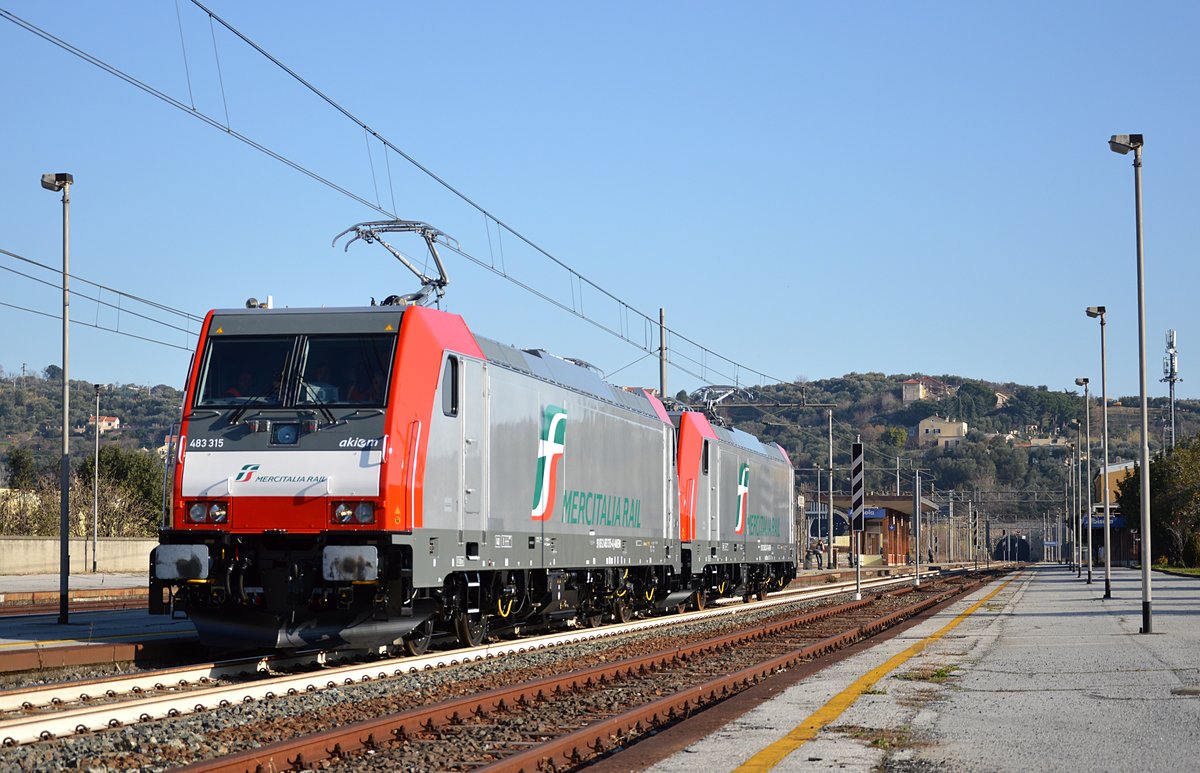 Die Testfahrt der zwei neuen Akiem/Mercitalia-Loks, mit E483 315 voraus, fährt durch Albisola in Richtung Savona - 03.01.2017