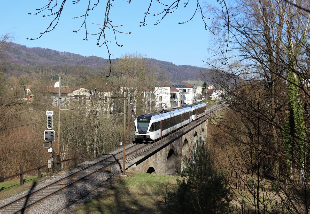 Die Thurbo RABe 526 763-8 durchfährt mit einer weiterer GTW 2/8 als S41 Bülach - Winterthur zwischen Embrach-Rorbas und Bülach. Mittwoch, 5. April 2018