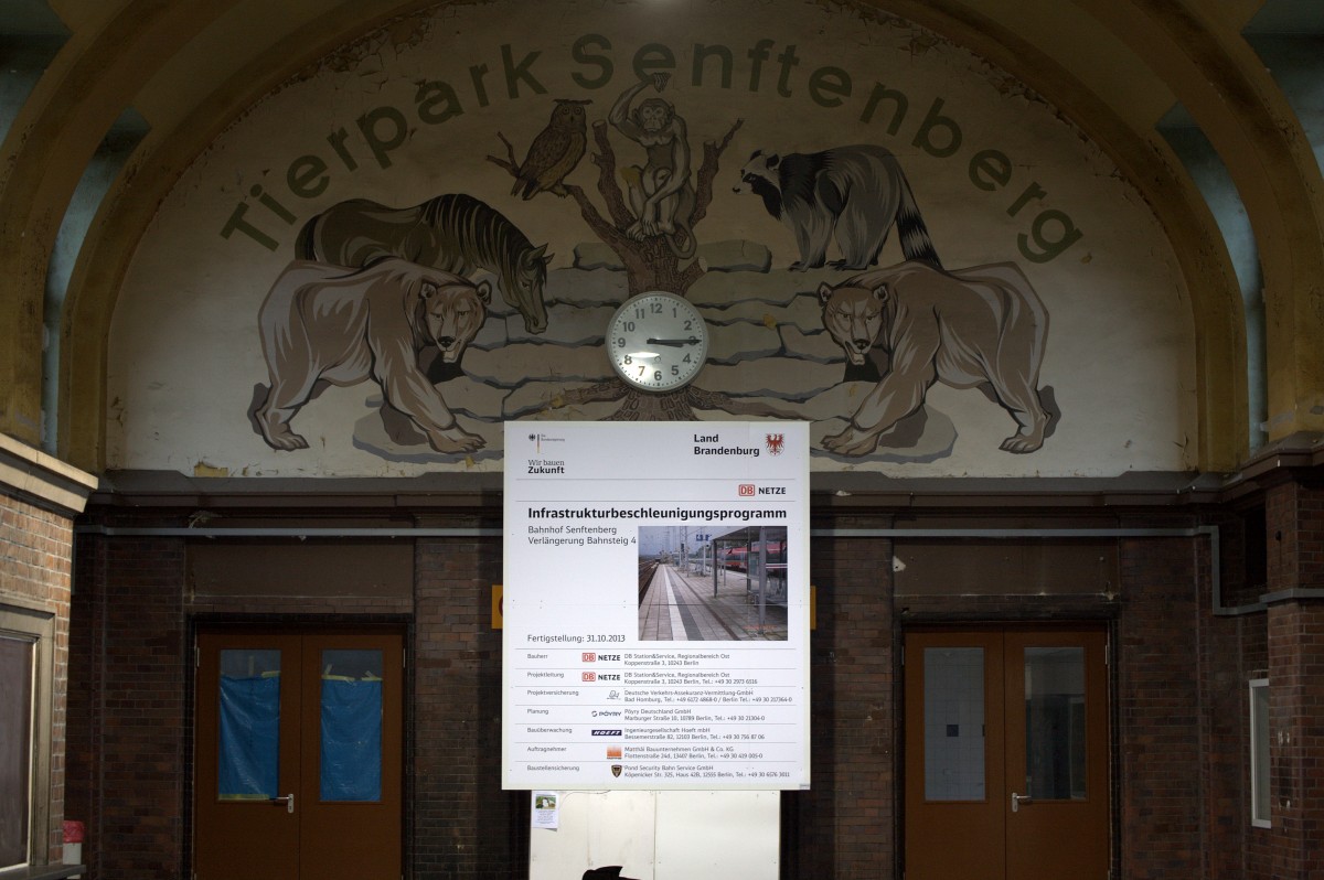 Die Tiere schauen wenig erfreut ber den Zustand der groen Bahnhofshalle in 
Senftenberg, auch wenn die  Bahnhofsuhr funktioniert und die Tafel Zeugnis von den Strukturverbesserungen im Bahnhof Senftenberg ablegt. 20.11.2013 15:17 Uhr.
