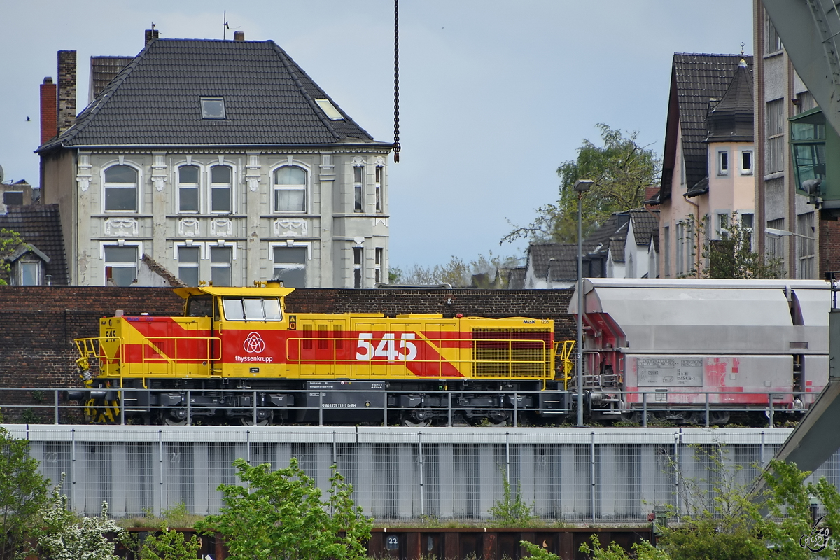 Die TKSE-Diesellokomotive 545 macht sich mit einem leeren Kalkzug auf den Weg nach Flandersbach. (Duisburg, Mai 2021)