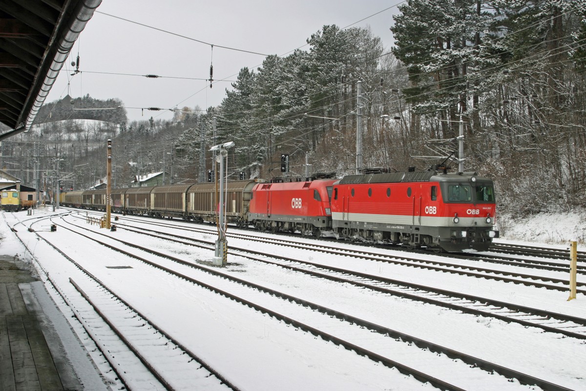 Die im Top-Zustand befindliche 1144.213 wartet mit einer 1016 mit G-54056 auf die Ausfahrt aus Payerbach/R. 16.1.16