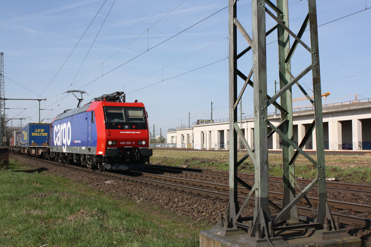 Die Topgepflegte 482 001-5 der SBB Cargo mit einem Güterzug durch Porz-Wahn in richtung Koblenz.

Porz-Wahn
07.04.2018