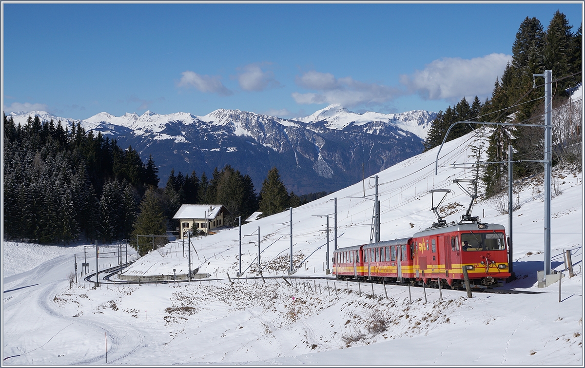 Die TPC BVB HGe 4/4 31 zieht zwei Reisezugwagen kurz nach Col-de-Soud Richtung Col de Bretaye. 

Der Zug ist als Regionalzug 818 unterwegs. 

5. März 2019 