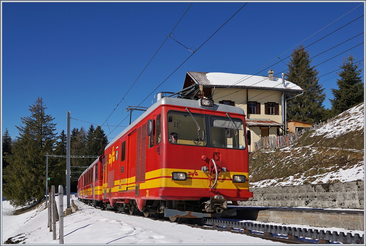 Die TPC BVB HGe 4/4 31 verlässt mit ihrem Regionalzug 826 den Bahnhof von Col-de-Soud in Richtung Col-de-Bretaye. 
5. März 2019  