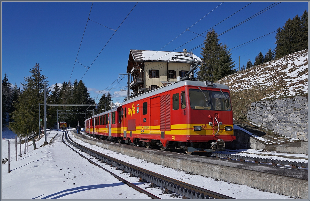 Die TPC BVB HGe 4/4 31 mit ihrem Regionalzug auf Talfahrt beim Halt (und Abwarten des Gegenzuges) im Bahnhof von Col-de-Soud.

5. März 2019