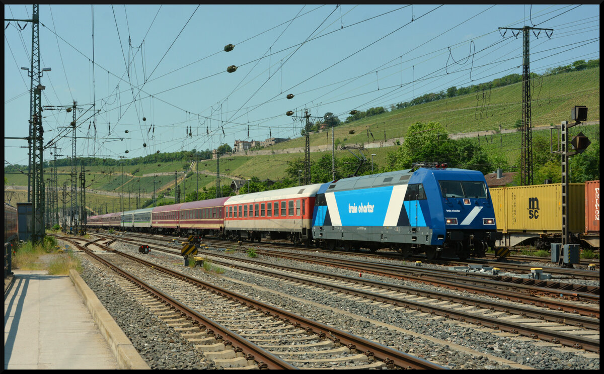 Die Train Charter Services (TCS) „103 001“, die falsche 103, alias 91 80 6 101 051-1 D-TCS kommt am 26.05.2023 zur Mittagszeit mit dem TCS 26460 „Mindsquare Express“ aus Düsseldorf Hbf von der Schnellfahrstrecke herunter in den Würzburger Hbf gerollt und fährt anschließend weiter nach München Hbf. Bei dieser Fahrt handelte es sich um eine private Charterfahrt der gleichnamigen IT-Beratungs- und Entwicklungsfirma.