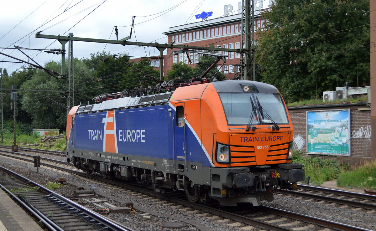Die TRAIN EUROPE (TEUROP) mit der ELL Vectron  193 755  [NVR-Nummer: 91 80 6193 755-6 D-ELOC] am 25.08.21 Durchfahrt Bf. Hamburg Harburg.