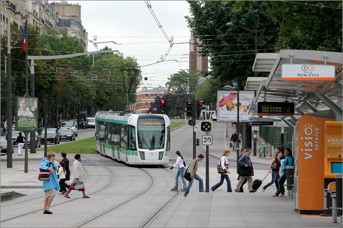 Die Tram und die Menschen - 

... beleben den Boulevard Lefebvre im Pariser Südwesten an der Haltestelle Porte de Versailles. Hier kann von der Straßenbahnlinie T3a in die T2 und die Metrolinie 12 umgestiegen werden. Hier verlässt eine Tram der Linie T3a die Haltestelle in Porte d'Italie.

20.07.2012 (M)