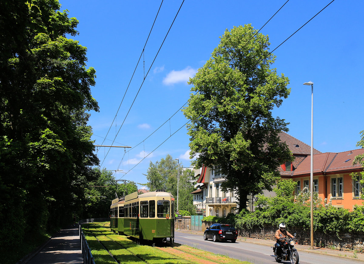 Die Tramzüge kommen und gehen, das Altersheim jedoch bleibt durch die Jahrhunderte hindurch. Historischer Tramzug 121-337 (1960) am Altersheim Domicil Schönegg. 23.Juni 2019 