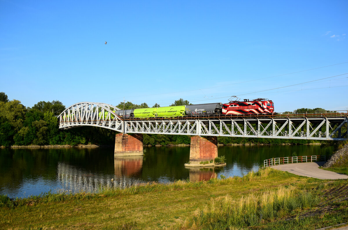 Die TransLog 242 243 (EVU Petrolsped Slovakia) mit einem Güterzug überquert den Fluss Váh (Waag) in Richtung Ungarn.
Komárno, Slowakei, 15.06.2022.