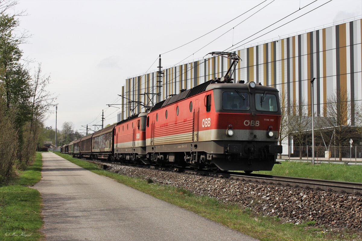 Die  Trauner Schleife  wurde 1994 gebaut und dient als Entlastung des Linzer Hauptbahnhofs.
Die Strecke führt von Marchtrenk an der Westbahnstrecke über Rutzing nach Traun an der Pyhrnbahn.
Die 1144 115 und 1144 011 stehen am 20.4.2023 mit dem GAG48931 von (Spellen-) Wels Hbf nach Gratwein-Gratkorn beim Einfahrsignal von Traun.
