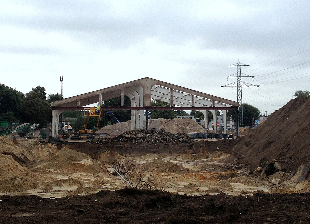 Die traurigen Reste des einstigen Straenbahndepots  Nedderfeld  in Hamburg-Lokstedt, diesmal etwas dichter dran. Links wird schon der Schneidbrenner an den Staltrger angesetzt - dann ist wohl finito. Qualitt des Fotos geht so - weil i-phone. Hamburg, 4.9.2013 