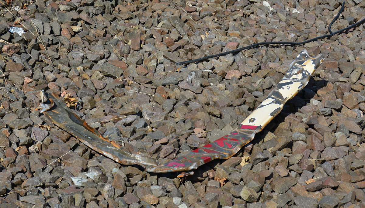 Die traurigen Reste eines HL Signales in Lindau. Bis 1994 fuhren hier planmäßig ICE. 1992 wurde die Strecke ab Nedlitz bis Güterglück 2 Gleisig ausgebaut und 1 Jahr später elektrifiziert. Nur knapp 10 Jahre später wurde die Strecke 2004 stillgelegt und wird teilweise zurück gebaut.

Lindai 01.08.2017