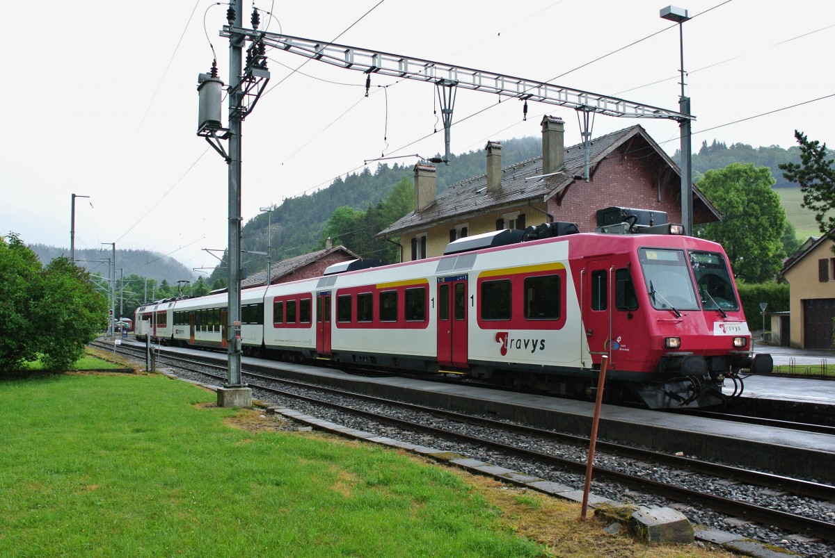 Die Travys besitzt fr den Betrieb im Valle de Joux zwei Dominos. Bei Unterhalt oder defekt muss die SBB aushelfen, so auch heute. Da ein INVOA Zwischenwagen zurzeit ausser Betrieb ist verkehrt ein Travys Domino mit einem SBB Inova Zwischenwagen: ABt 50 85 39-43 984-6, B Iova 50 85 29-43 113-4 und RBDe 560 384-0 als Regio 4217 beim Zwischenhalt in Le Pont, 02.07.2014.