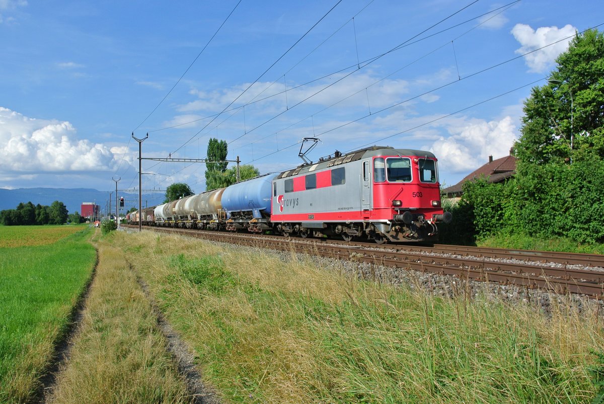 Die Travys Re 420 503-6 (ex BLS 420 503, exex SBB Re 4/4 II 11119) im Einsatz fr SBB Cargo National bei Busswil, 26.07.16.
