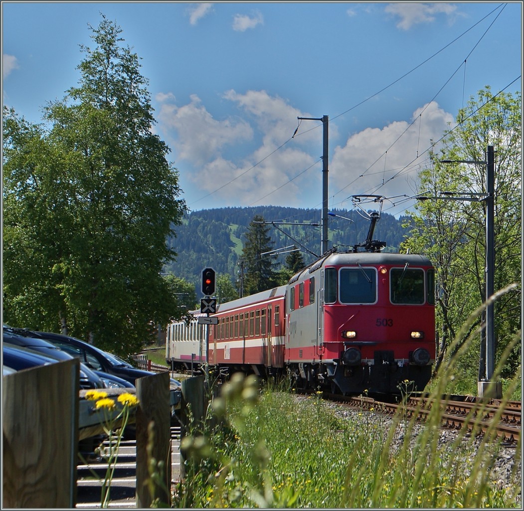 Die Travys Re 4/4 II (UIC 91 85 4 420 503-6 CH TVYS) ex SBB Re 4/4 11119 ereicht mit ihrem Schlerzug 6020 ihre Ziel Le Pont und wird, da heute Mittwoch ist gleich darauf als Regionalzug 6019 nach Le Brassus zurckfahren 
3. Juni 2015