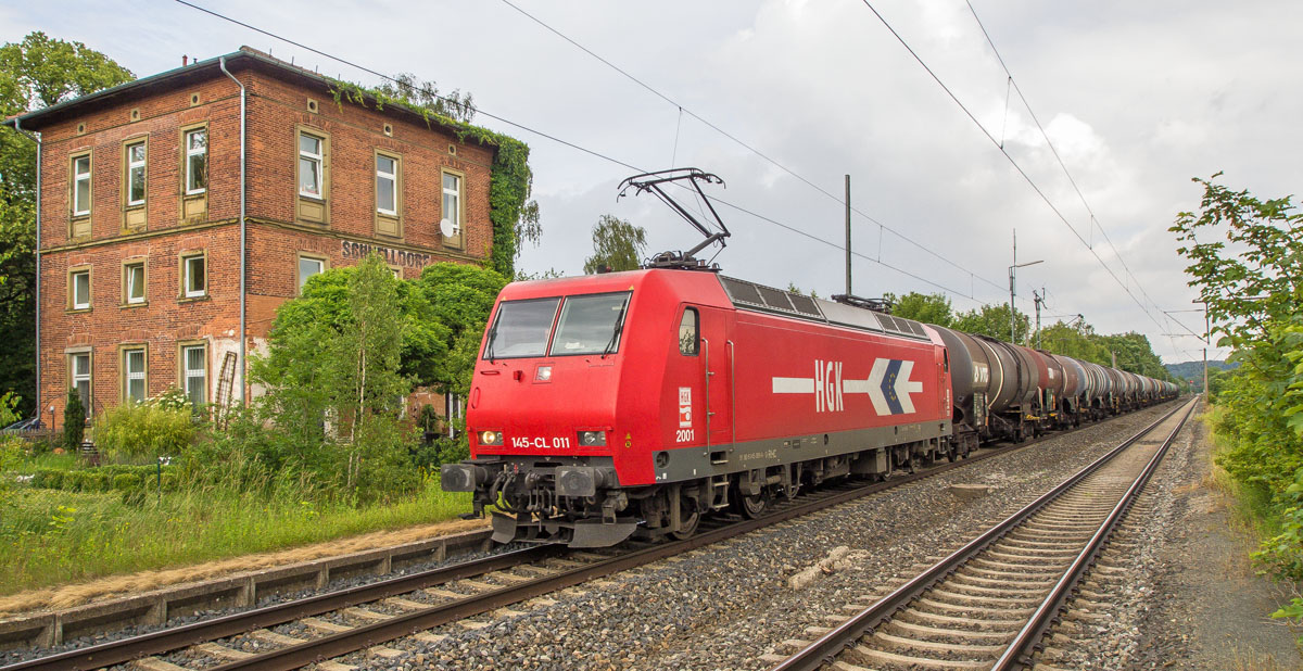 Die Traxx 145-CL 011 fuhr am 24.6.13 mit einem Güterzug nach Westen durch den ehemaligen Bahnhof Schnelldorf. Deutlich sieht man die 27 Jahre nicht mehr genutzte alte Bahnsteigkante von Gleis 1.