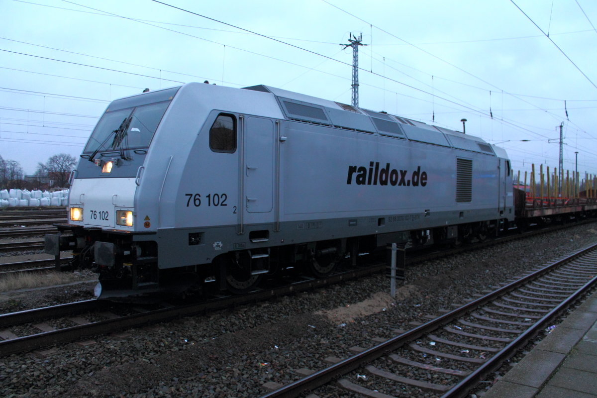 Die TRAXX F140 DE 76 102 der Raildox am späten Nachmittag des 05.01.2014 in Oranienburg.
 
NVR-Nummer: 92 88 0076 102-7 B-BTK 
Fabriknummer: 34486 
Baujahr: 2009