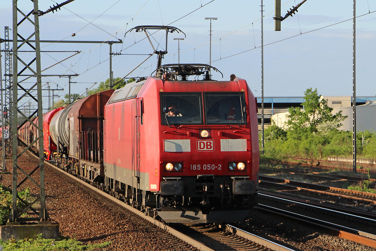Die Traxx-Zweisystemmaschine 185 020 biegt am 26.04.2018 mit ihrem gemischten Güterzug im Bahnhof Groß Gerau-Dornberg auf die Verbindungskurve zur Rhein-Main-Bahn in Richtung Mainz ab. In dieser Richtung gab es bis in die 60er Jahre sogar noch Personenverkehr, die Fahrt von Bahnhof Dornberg zum Bahnhof Groß Gerau dauerte 3 Minuten. Heute erledigt das ein Bus, der aber die 3-fache Zeit braucht