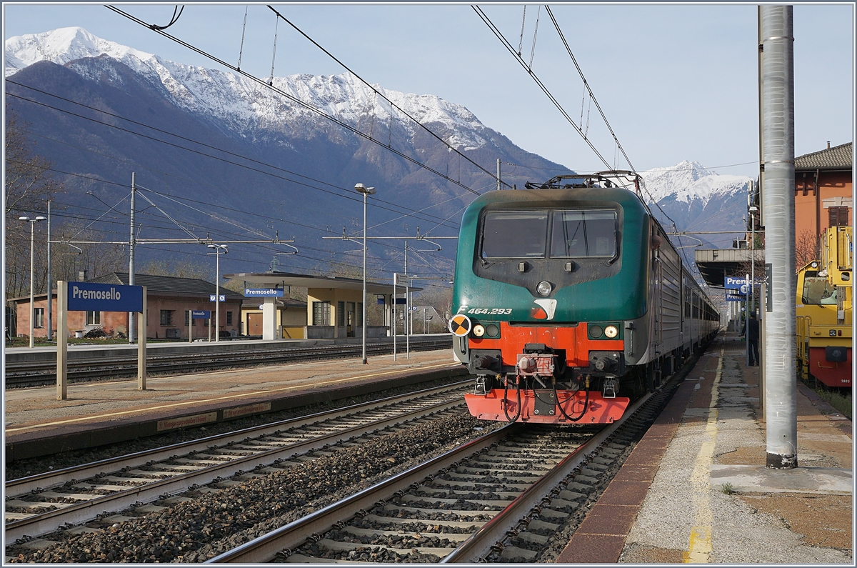 Die Trenord E 464.296 mit dem Trenitalia Regionalzug 10415 von Domodossola nach Milano Porta Garibaldi beim Halt in Premosello-Chiovenda.
29. Nov. 2018 