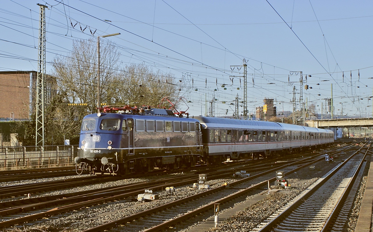 Die TRI-110 428-0 trifft mit dem RB 40-Ersatzzug am 27.02.2022 im Hagener Hauptbahnhof ein. An dieser Stelle ein Dank an TRI für den Einsatz der fotogenen Züge und den hervorragend organisierten Ersatzverkehr!