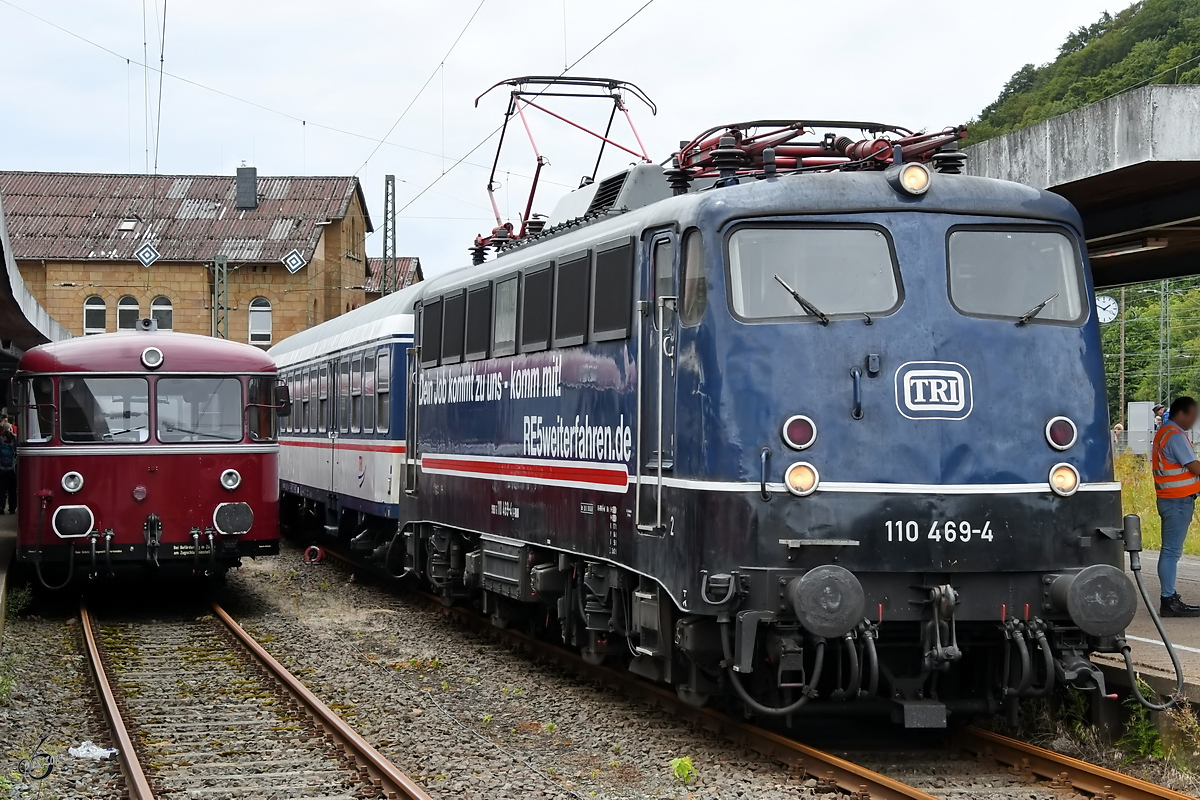 Die TRI-Elektrolokomotive 110 469-4 Anfang Juli 2019 Seite an Seite mit einem Schienenbus in Altenbeken.