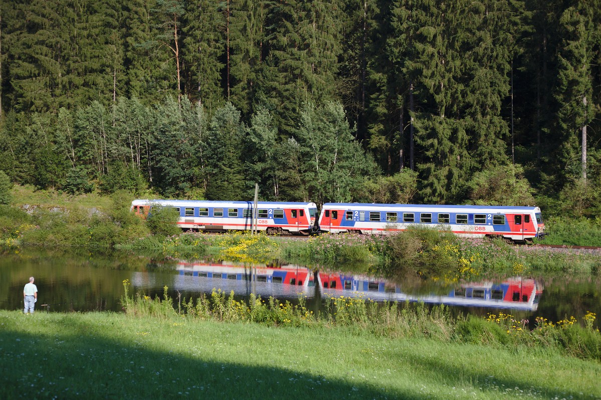 Die Triebwägen 5047.65 (rechts) und 5047.70 (links) auf der Fahrt von Aigen-Schlägl nach Linz Urfahr. Die Aufnahme ist kurz vor Neufelden entstanden. (07.08.2016)