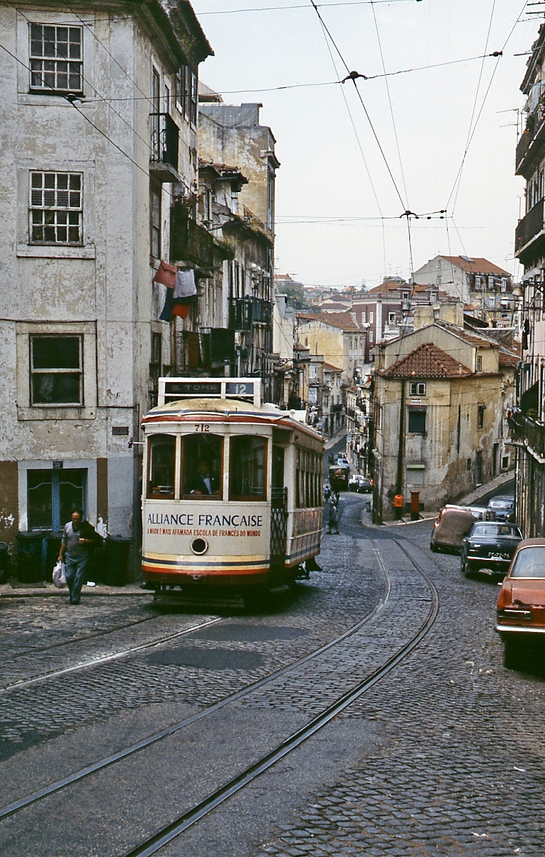 Die Triebwagen 701 bis 735 wurden 1936 bis 1940 speziell für die durch die steilen Straßen der Lissabonner Altstadt führenden Linien 12 und 28 gebaut, hier ist der Tw 712 im April 1984 auf der Linie 12 unterwegs