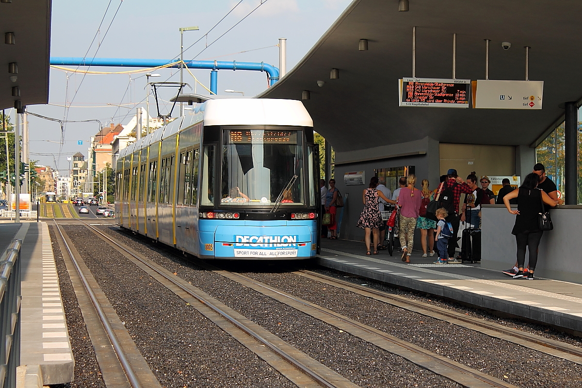 Die Triebwagen 8005 der BVG Berlin vom Typ Bombardier Flexity verlässt auf der Linie M 8 am 01.09.2015 die Haltestelle Berlin Hauptbahnhof.